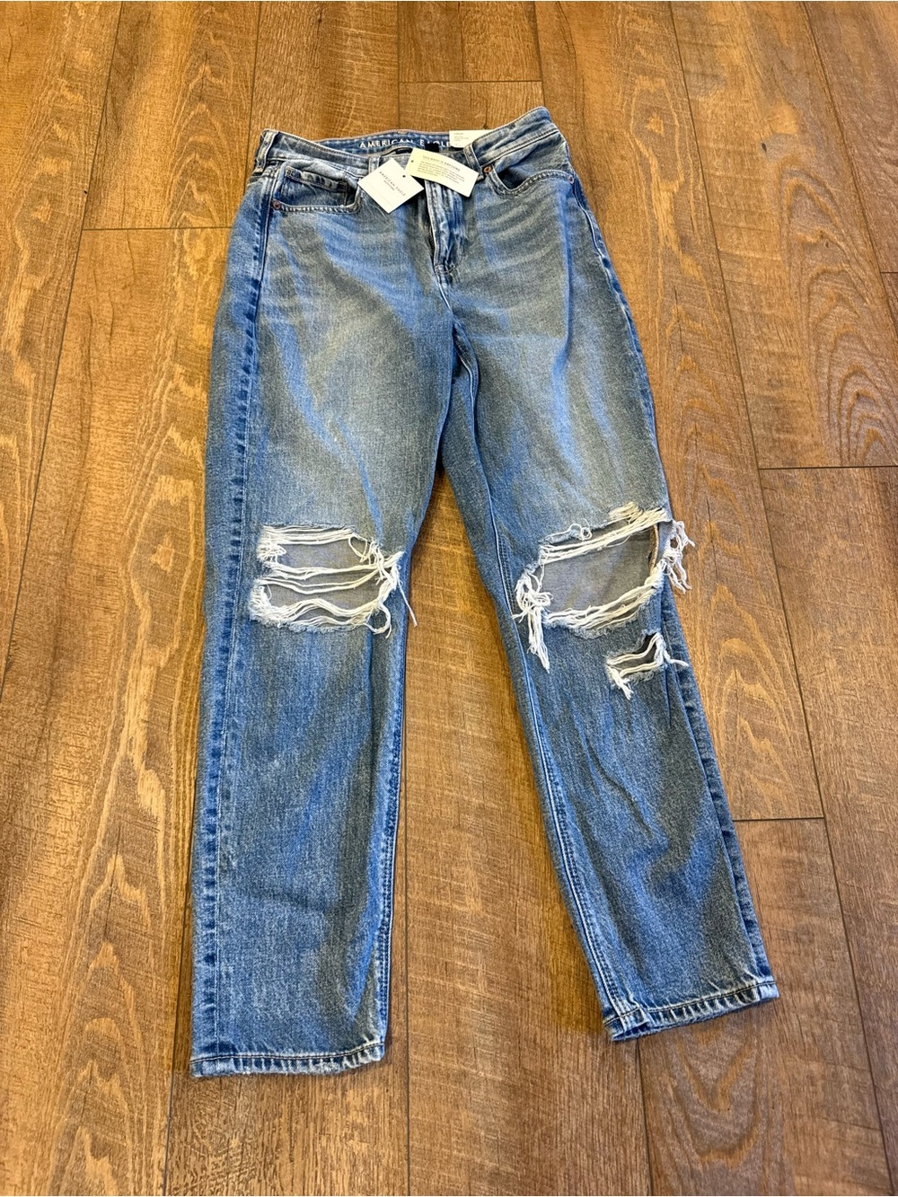 NWT American Eagle Distressed Mom Jeans Size 4 Short Super High Rise Strigid